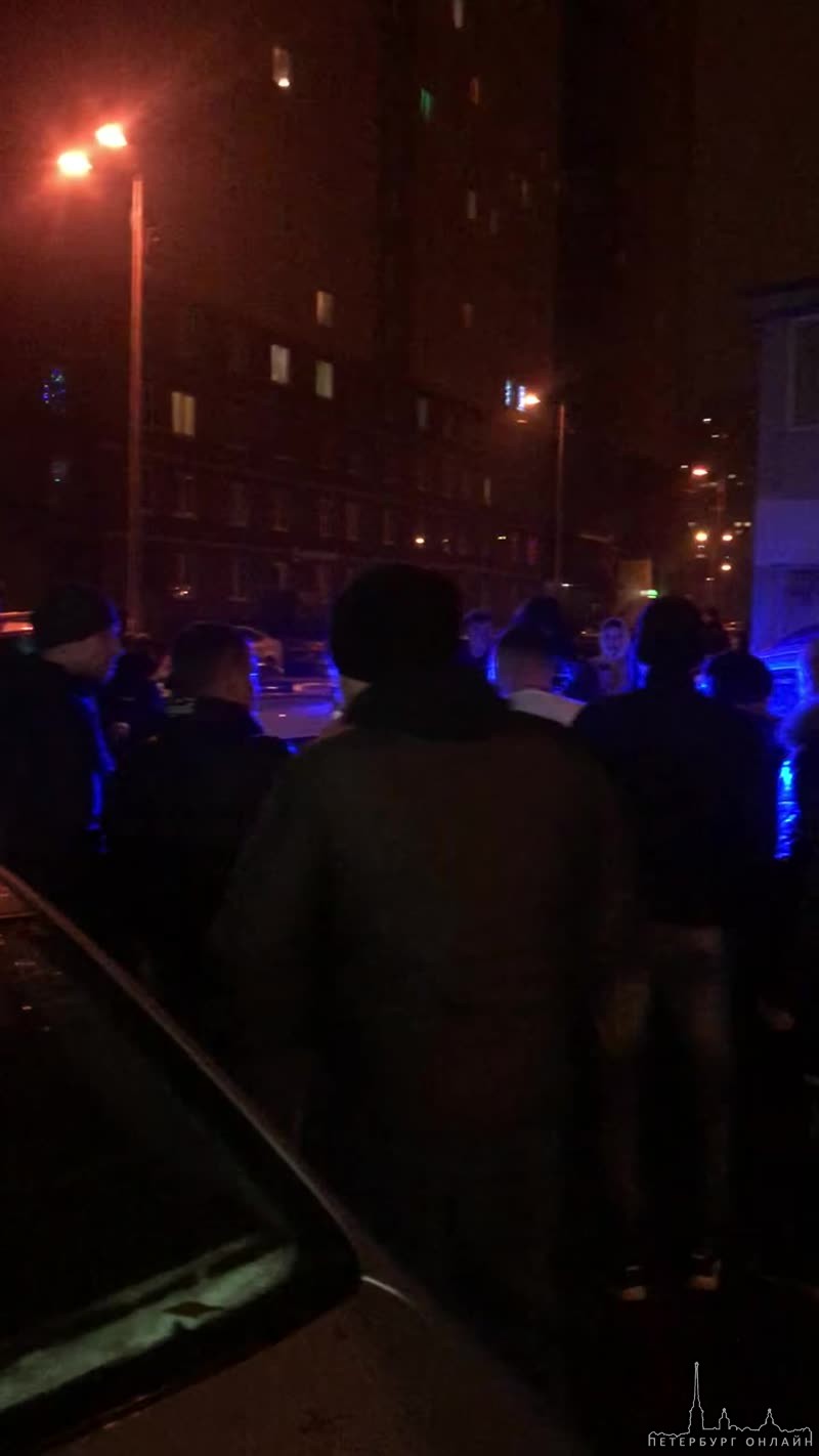 Что-то непонятное творилось в новогоднюю ночь на Парнасе. Судя по всему полицейские задержали парня,...