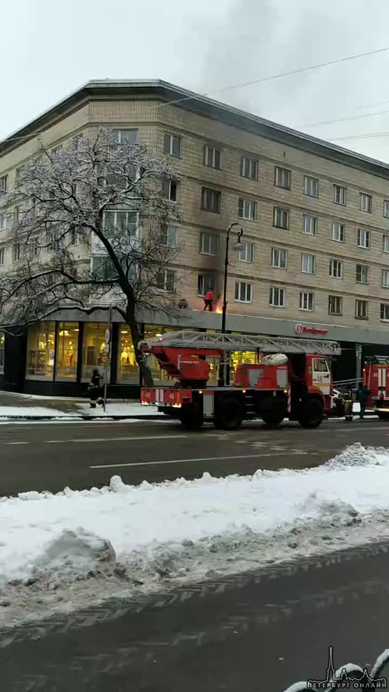 В Кронштадте на проспекте Ленина, 8 в квартире загорелся обогревающий коврик. Его накрыли покрывалом...