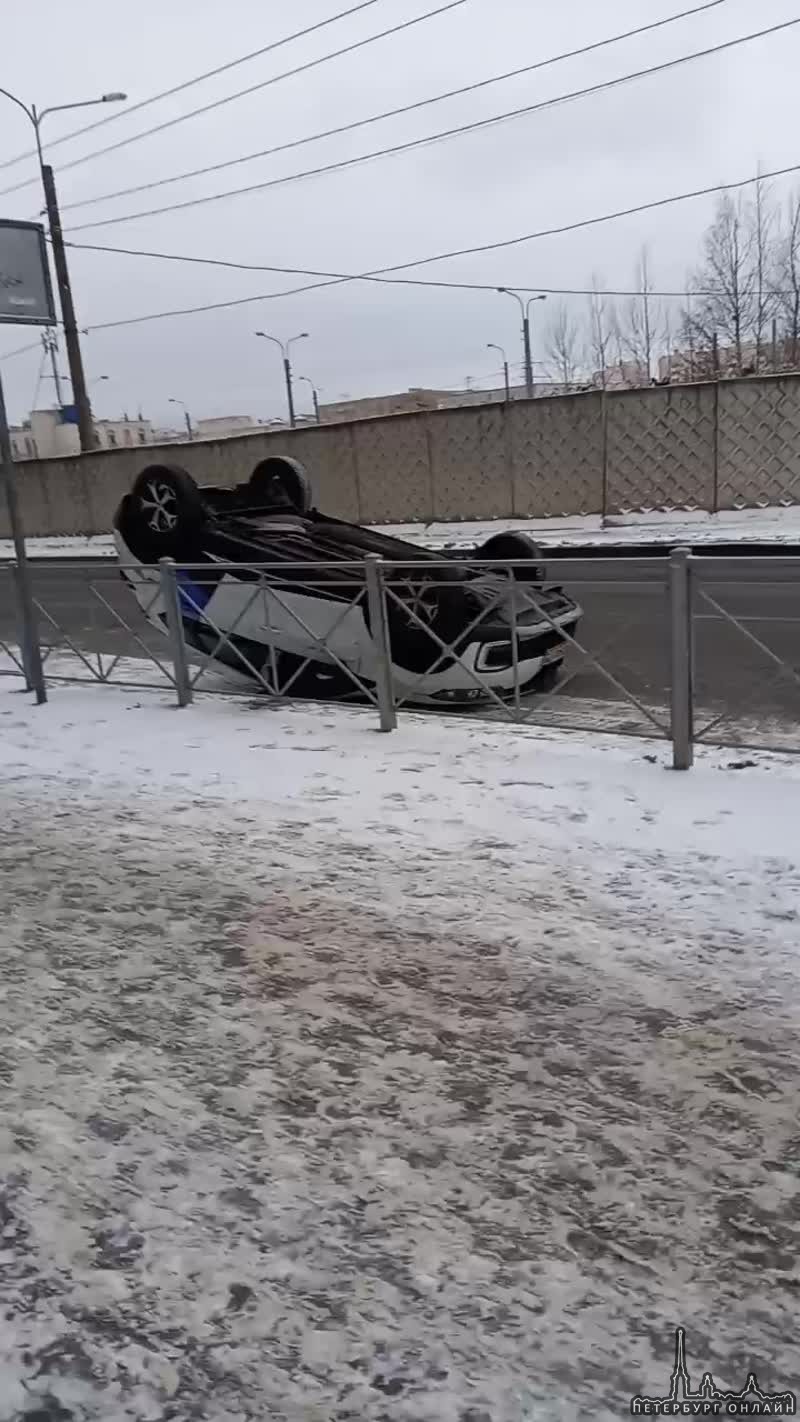 На Шаврова утро началось с кульбитов Яндекс Драйва. МЧС его переврачивать не стали, на крыше к поре...