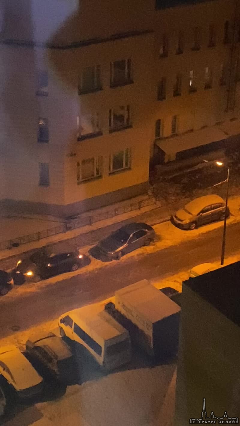 10 января на Ленской у дома 4к1 была припакована машина, , автомобиль на видео врезался в задний б...