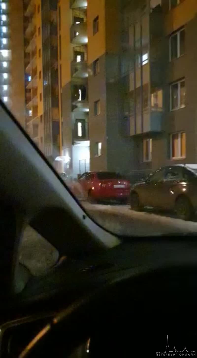 В ночное время неадекваты в Кудрове на Областной 1 кидали на проезжую часть пакеты с кипятком на гол...