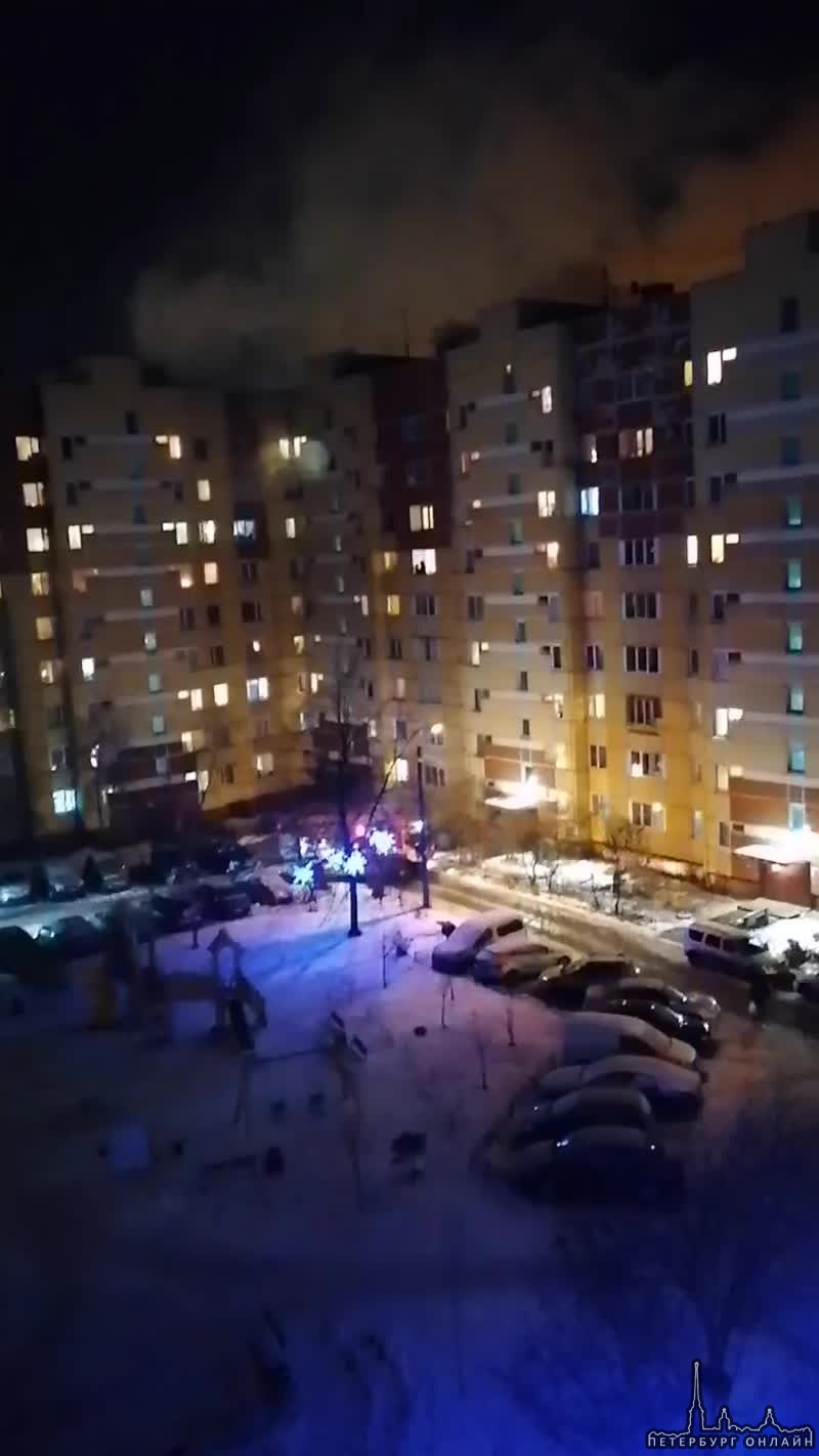 Около 20:00 загорелась квартира на Токарева, д. 4 в Сестрорецке. Видимо, пламя распространялось с др...