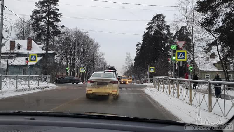 На перекрестке Советской и Ленинградской улиц, в посёлке Песочный, столкнулись BMW 8ой серии и 4ой. ...