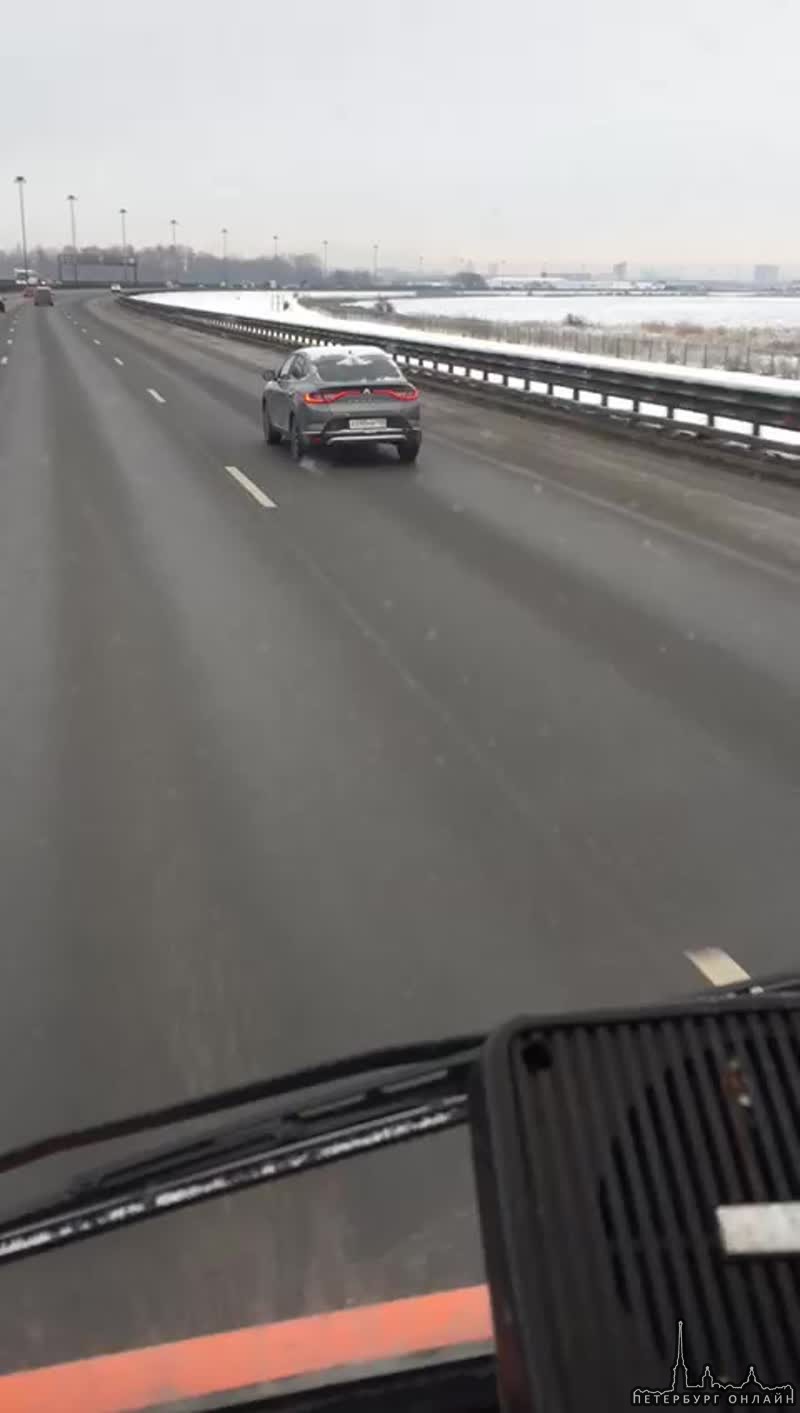 И такое бывает в морозном Санкт-Петербурге. Смотреть на колесо новенького Renault Аркана.