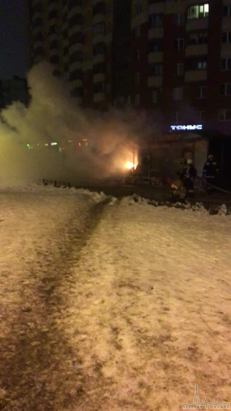 Около 03:00 загорелась шаверма на Российском пр. 8 Бригада пожарных и сотрудники милиции прибыли вов...