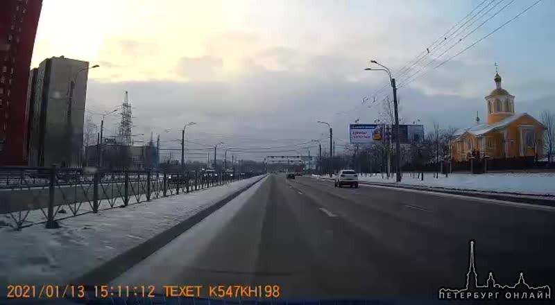 Опасный разворот каршеринга в 15:11 на перекрестке Косыгина и Передовиков.
