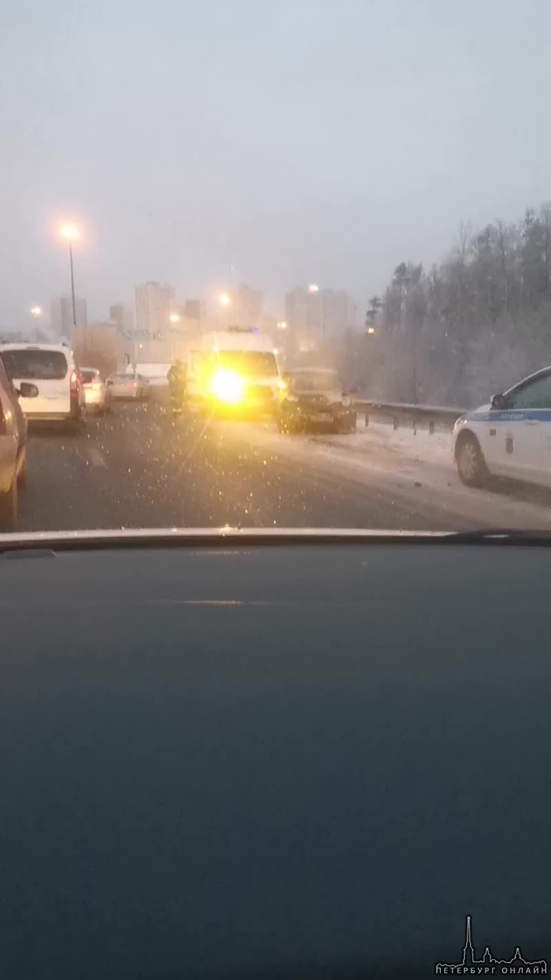 Утренняя авария на въезде на КАД с Мурманского шоссе в правой полосе.