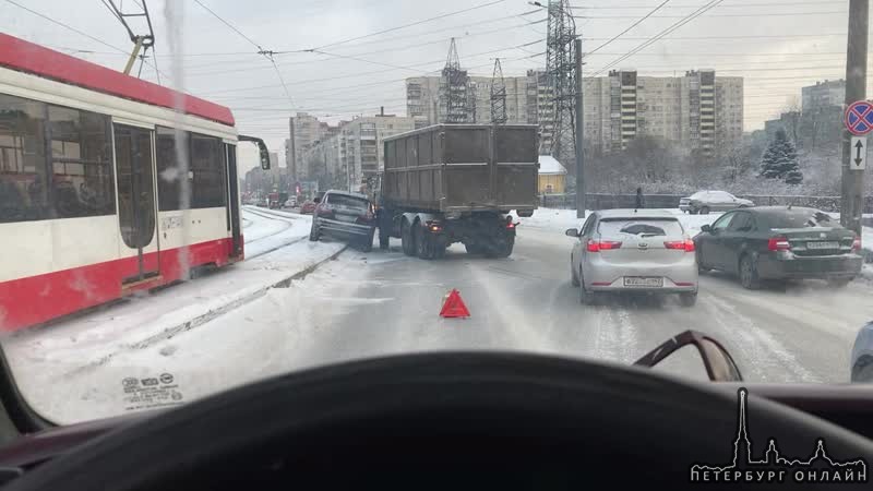 Audi и пухтовоз столкнулись на Ириновском. Скоро будет пробка. Трамваям тоже не проехать.