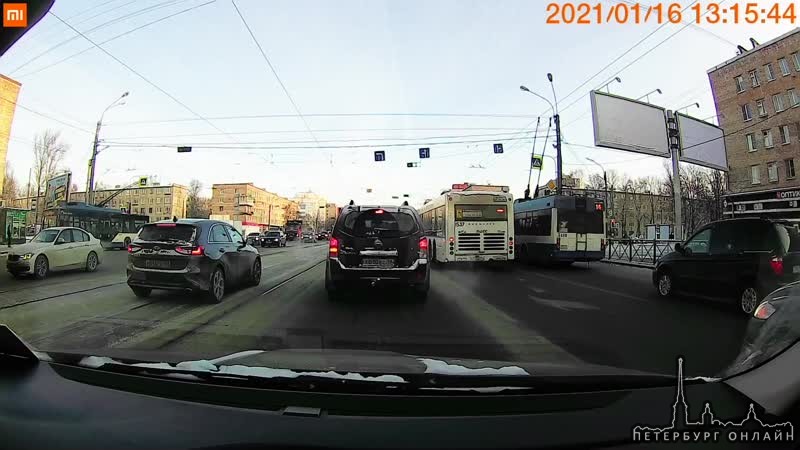 На перекрёстке Народной и Большевиков водитель Шкоды обиделся, что его не пустили в ряд с трамвайных...
