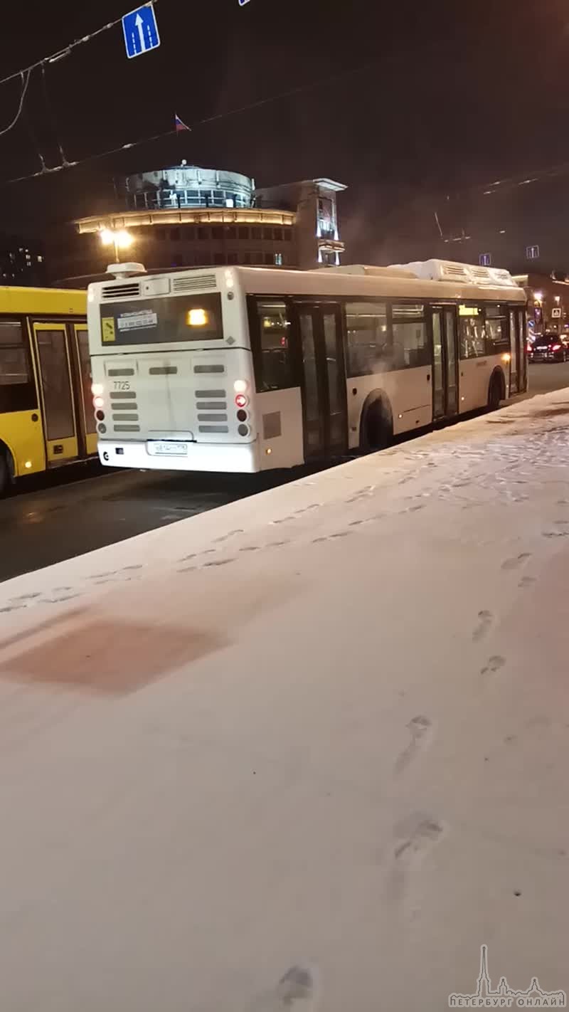 На Московском проспекте около администрации Московского района дымится 26-й автобус..