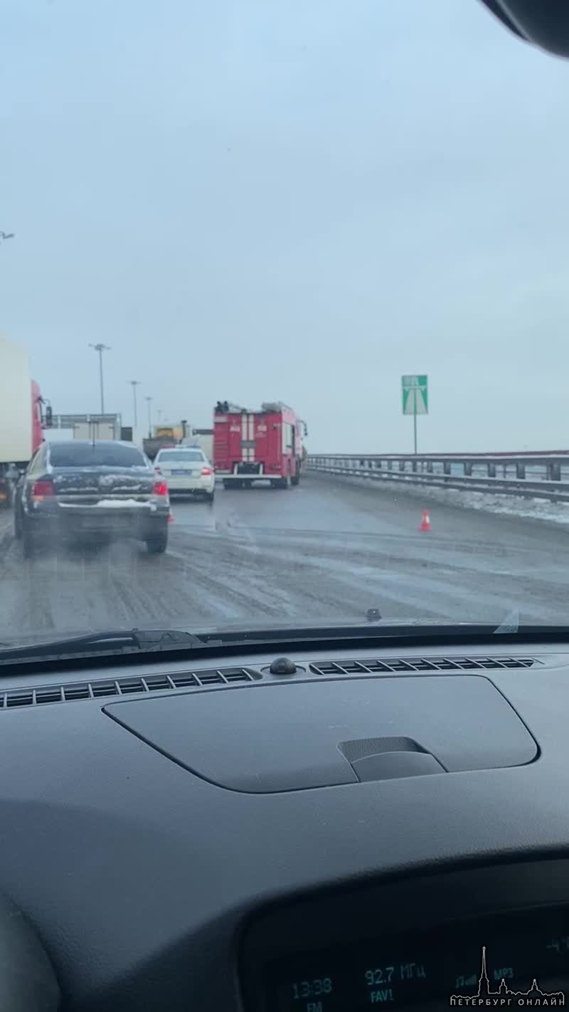 На 64 км внешней стороны КАД, у съезда на Московское шоссе, микроавтобус врезался в грузовик.