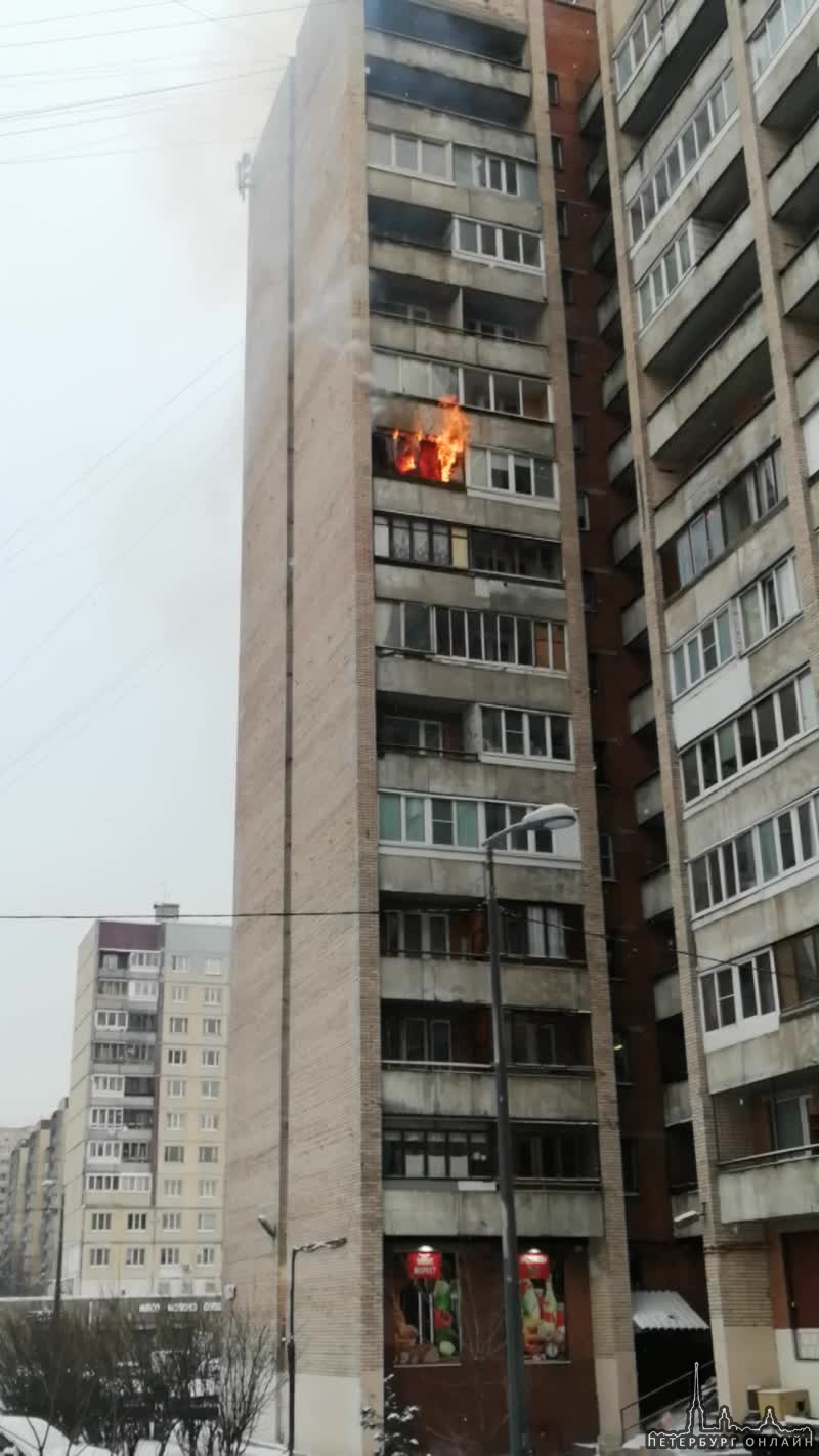На проспекте Большевиков горит квартира Едет реанимация, пожарная