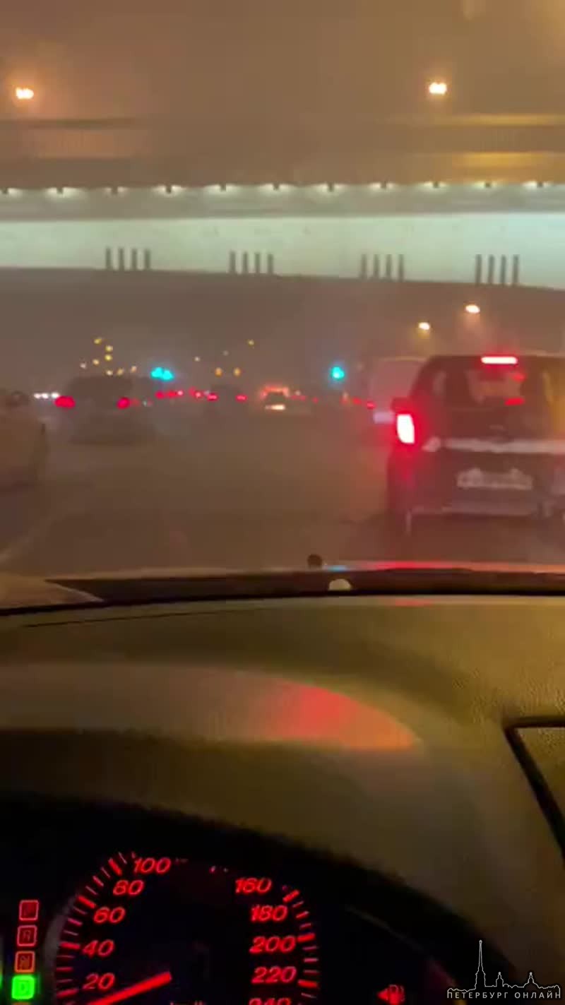 Под мостом Александра Невского на Малоохтинской горит автомобиль