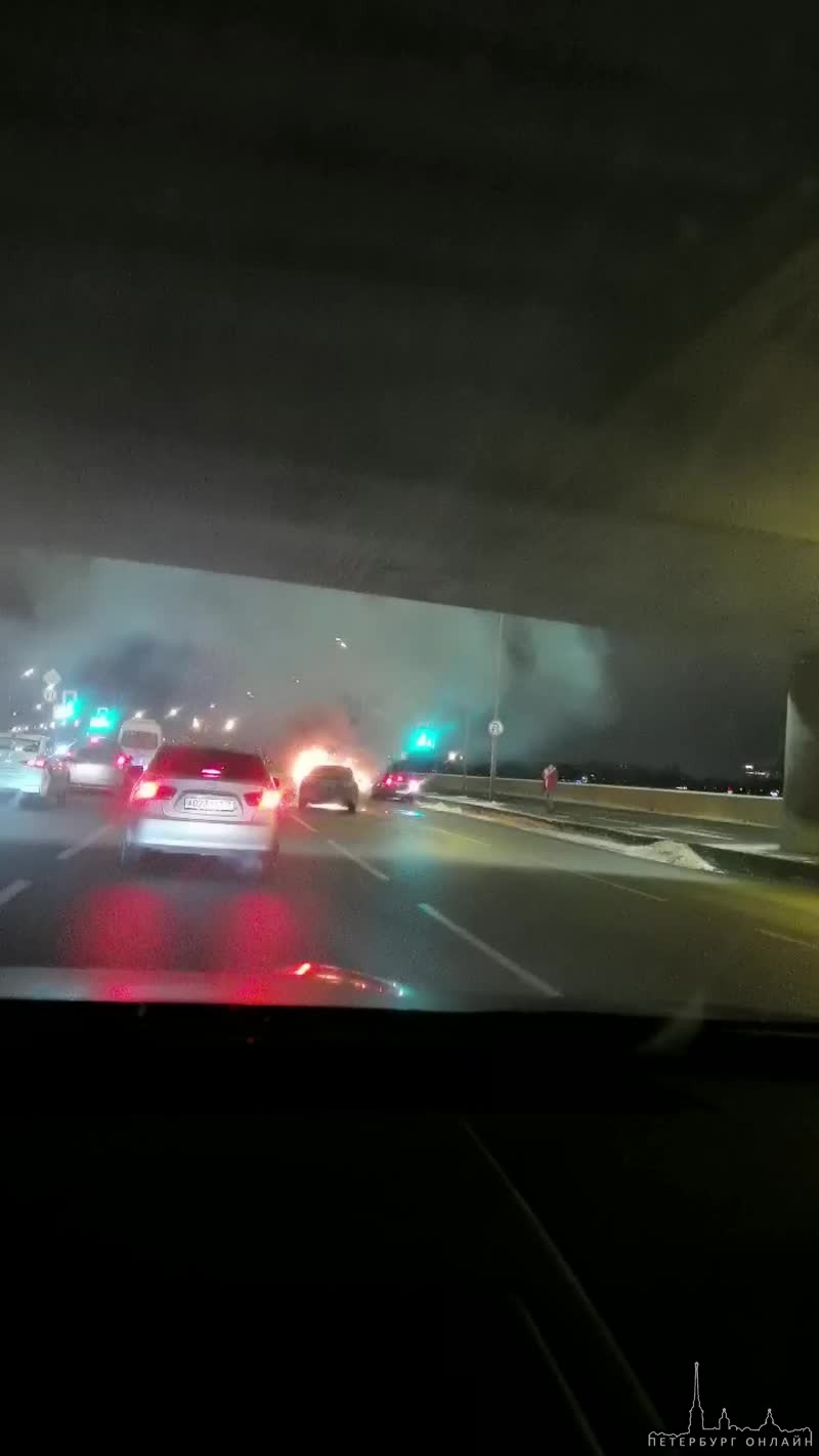 Под мостом Александра Невского на Малоохтинской горит автомобиль
