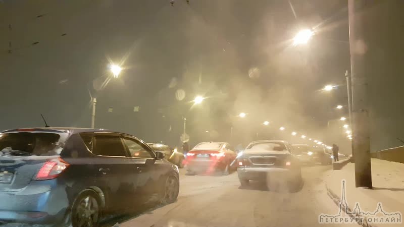 Пять машин, в числе которых Lexus и ягуар, поплыли на снегу на мосту Александра Невского со стороны ...