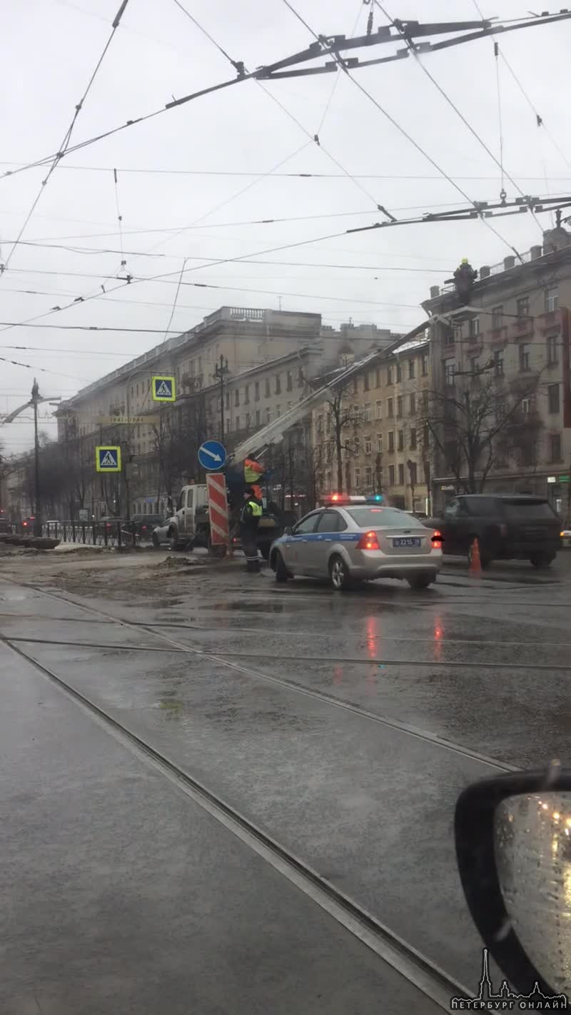 На перекрестке Благодатной и Московского не работает светофор ГИБДД на месте, но регулировать не спе...