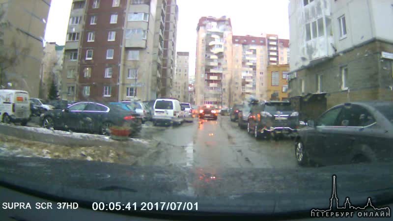 Сегодня, в 10:25, на придомовой парковке на Камышовой, 46к1 и к3, наблюдал, как Mazda 3, сдавая задо...