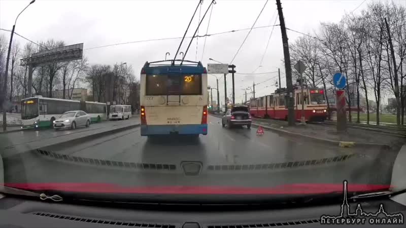На Стачек перед Трамвайным водитель Тойоты снёс зеркало и скрылся с места ДТП.
