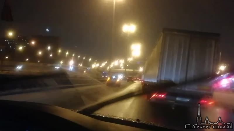 На Московском шоссе, перед поворотом на Витебский проспект, у Киришиавтосервис, притерлись 4 легкову...