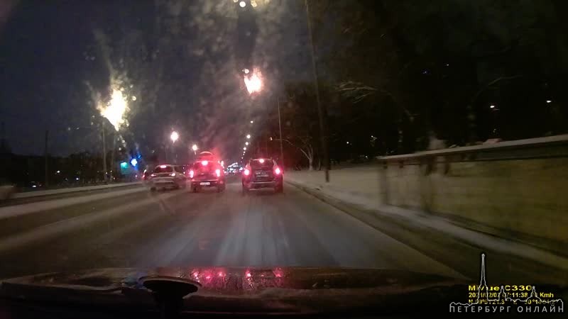 Заняли левый ряд на проспекте Стачек в сторону Автово, не доезжая перекрестка с Трамвайным проспекто...