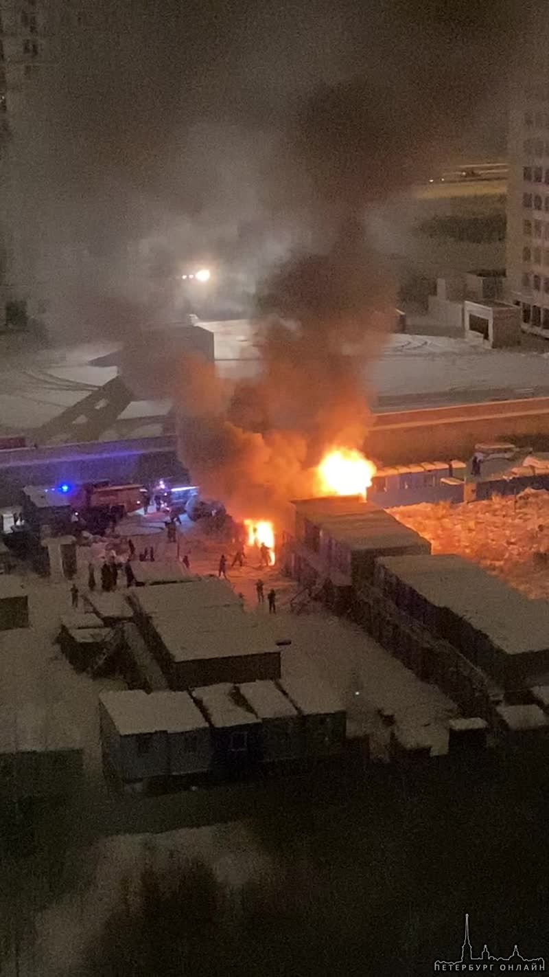 Загорелись строительные вагончики в строительном городке Инвестторга в Кудрове , напротив Европейск...