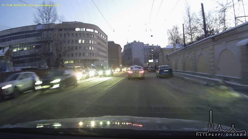 Легковой автомобиль выехал налево Казарменного переулка на Чапаева и попал под грузовик Примерно...