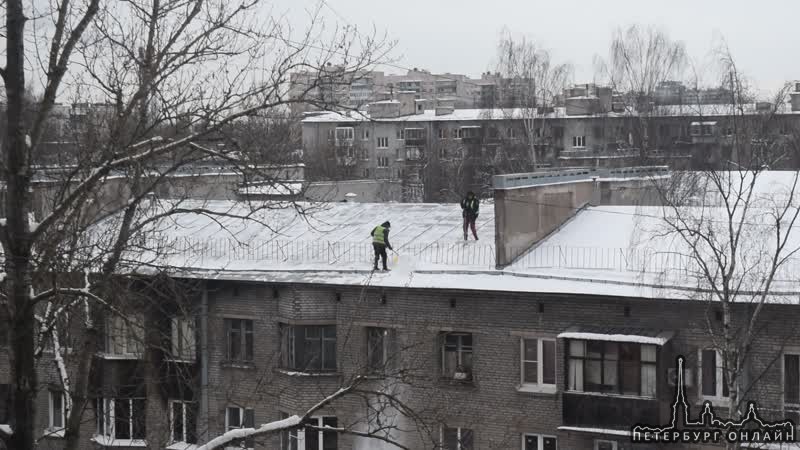 Трое рабочих чистят крышу без спец. снаряжения Только один рабочий имеет страховку в виде верёвки....