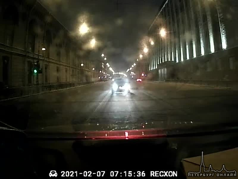 ЯндексТакси развернуло на Литейном, когда его водитель увидел справа Большой Дом