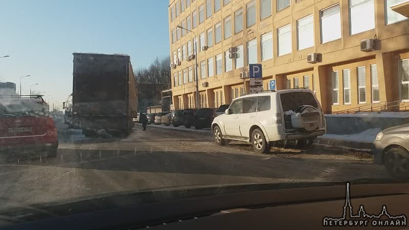 В городе Колпино на Финляндской улице тягач потерял полуприцеп.