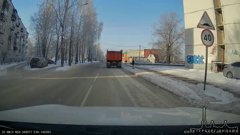 В Гатчине, на улице 7-й Армии у дома 25/43, ребенок перебегая дорогу чуть не угодил под колеса автом...
