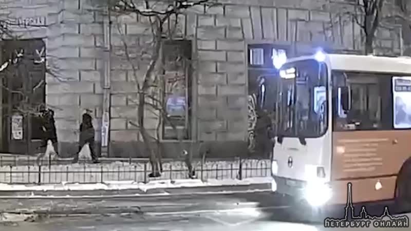 Полиция Петербурга ищет молодых людей, повредивших автобус на Чкаловском проспекте. ГУ МВД 11 февра...