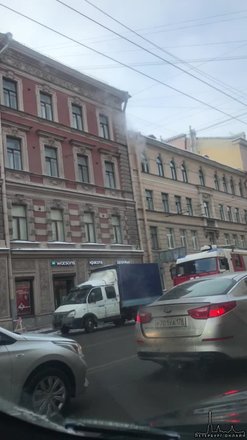Пожар в доме 77 на Гороховой, службы на месте.