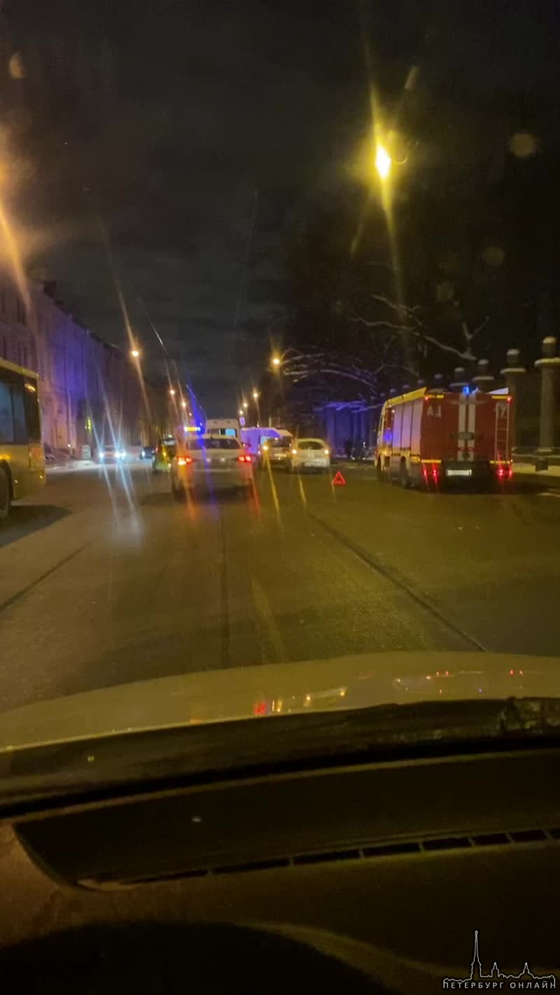 На Садовой из-за аварии перекрыты обе полосы, в том числе и трамвайные.