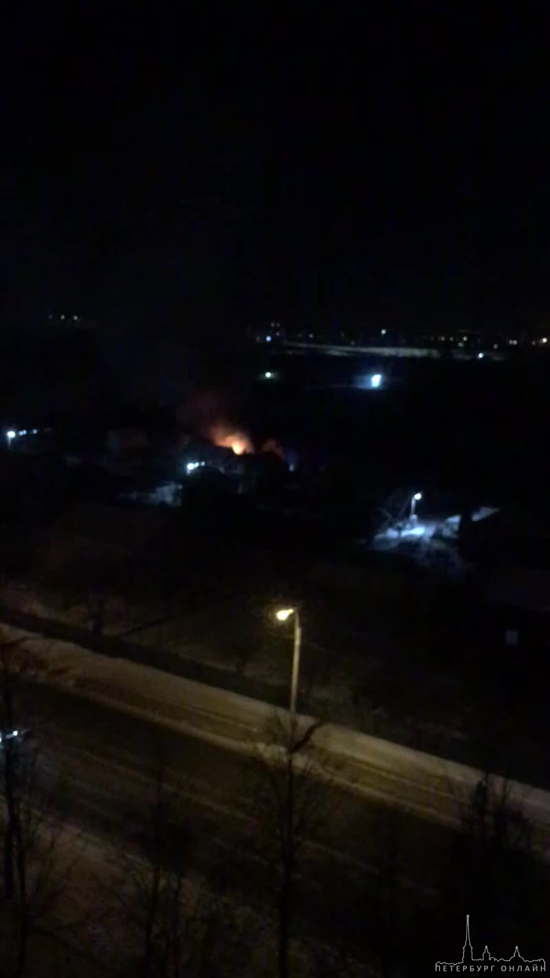 В Колпине горит дом на улице Танкистов. Службы на месте