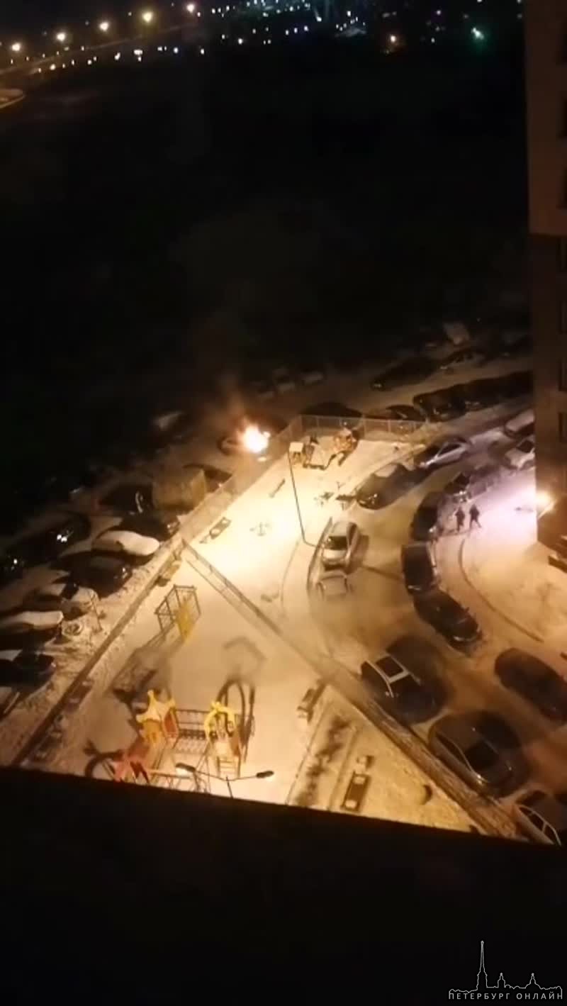 В конце Русановской улицы у дома 17к4 на парковке горит машина. Люди сами смогли потушить, позже при...