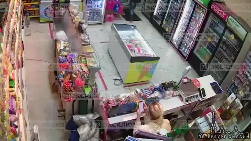 Вооруженный мачете преступник ограбил продуктовый магазин в поселке Шушары. Сейчас его разыскивает п...
