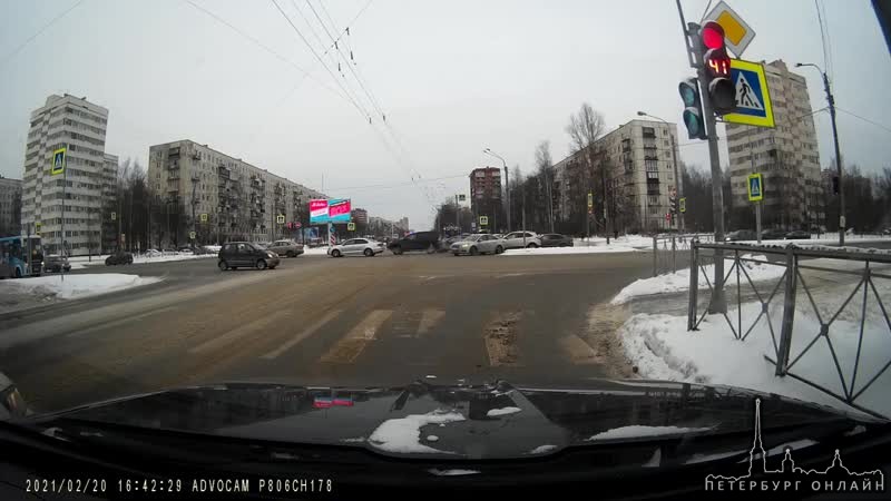 Водитель Калины повернул налево с Луначарского на Светлановский, не убеждаясь, что встречных нет и в...