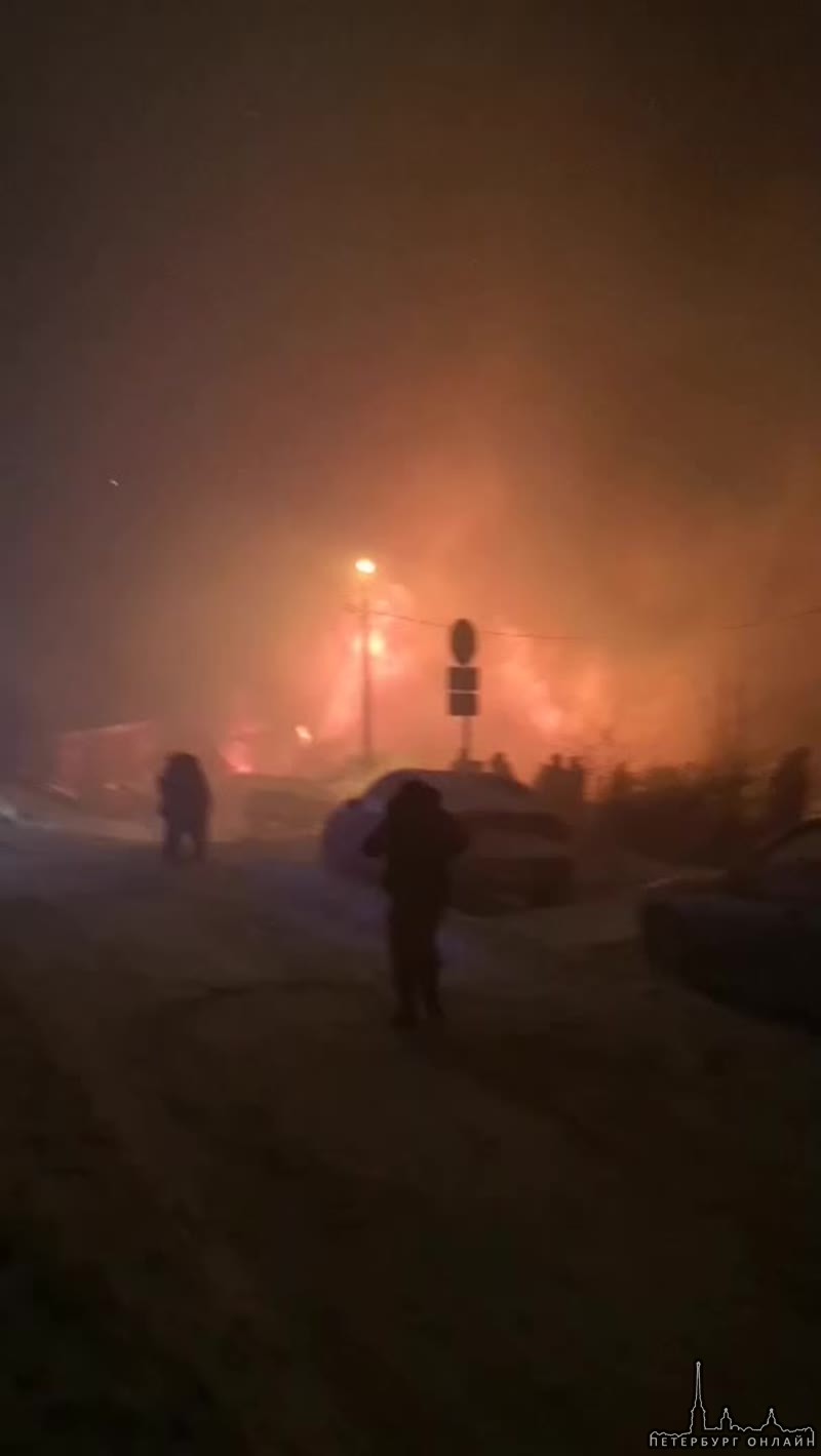Пожар сегодня, 23 февраля в Красносельском районе Санкт-Петербурга полностью уничтожил частный дерев...