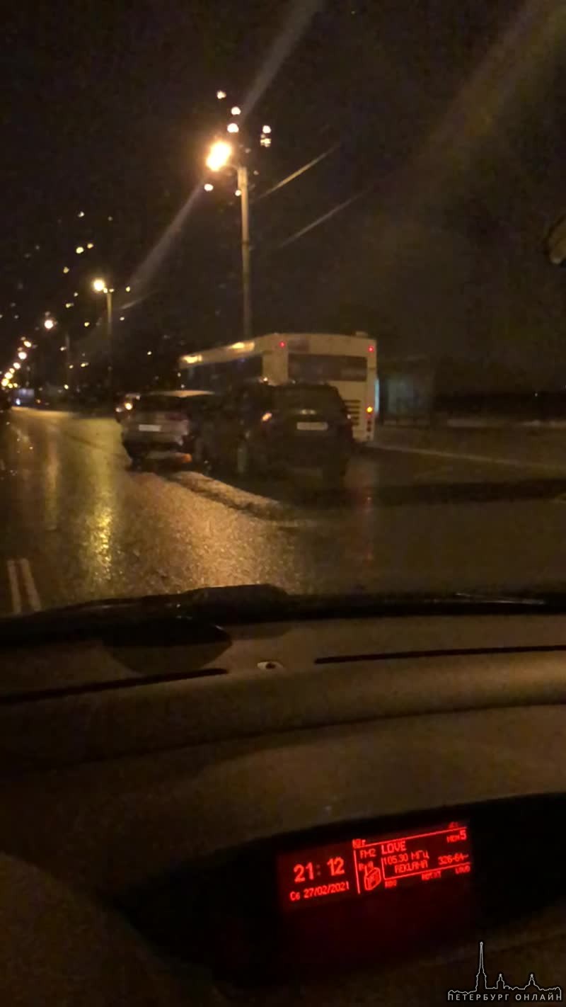 Авария с участием двух легковушек и автобуса на Косыгина, после Передовиков, в сторону Ладожской.