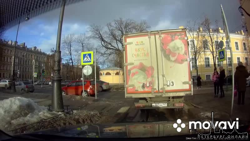Водитель грузовичка нарушает правила поворота на односторонней дороге.